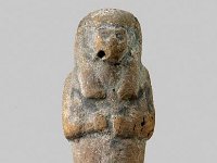 Aeg T 26  Aeg T 26, Dritte Zwischenzeit, Uschebti, Roter Ton, H 10,2 cm, B 3,5 cm, T 2,5 cm : Bestandskatalog Ägypten, Museumsfoto: Claus Cordes